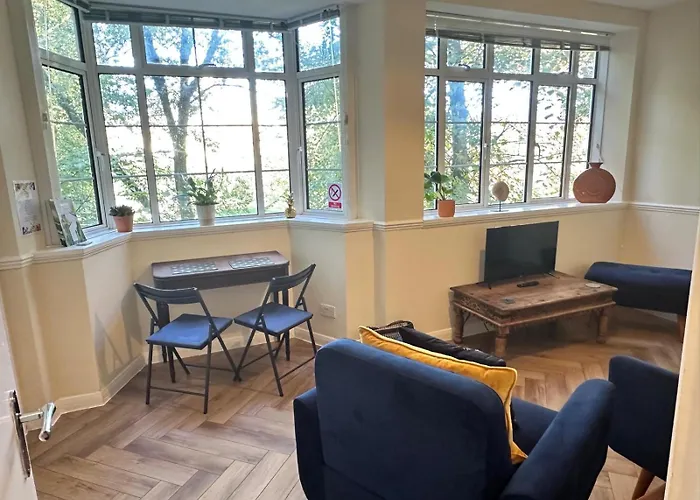 Royal Pavilion Garden Apartment With Parking